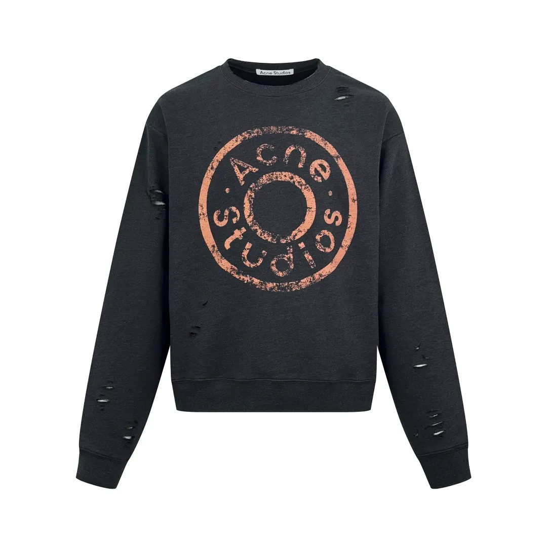 Acne Studios distressed distressed logo sweatshirt, custom-dyed 1:1 dark soft cotton colored cotton sweatshirt material [The surface fabric and terry base are of the same color (the market fabric In Stock has different colors and does not match the original version). The minimum order quantity of the fabric is 2 tons. The pure fabric manufacturing process takes 45 days] Cloud-like touch, delicate and soft, comfortable and skin-friendly. The main color is deep black, like the mottled rust on ancient copperware. The uninhibited soul of Acne Studios is engraved on the chest. The ingenious integration of hole elements on the black canvas is a deliberate rebellion. It is a break away from the shackles of tradition and is unique in the wave of the trend. Process 1: Using glue printing. The chest printing has been modified three times by the film screen. Use glue liquid paint to print the pattern on the fabric. Bake the fabric to fix the printed pattern. Technique 2: Many parts of the body are worn by pure artificial regular positioning. Manual brush marks. Add texture and depth to the surface of the clothing to imitate the texture of natural wear. Process 3: The fabrics are washed and have a better hand feel. Not easy to deform, not easy to shrink, not easy to fade, and maintain long-term beauty. Accessories: Customized 1:1 Acne trademark. Version: Loose version. Size: S M L XL. Style number: 25310.